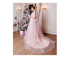 Нежно-розовое пышное платье